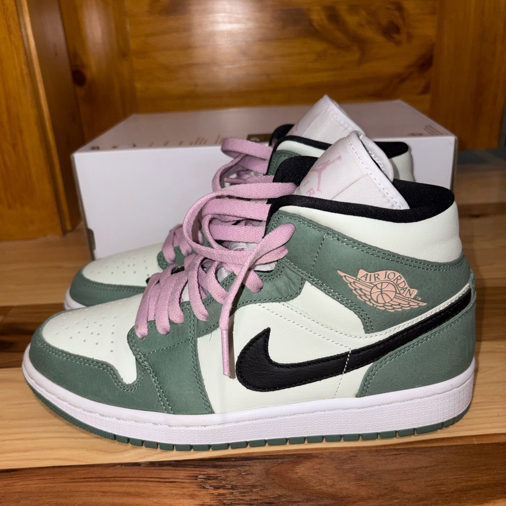 Jordan Mid’s Women's Green and Pink